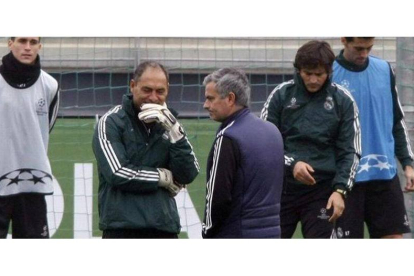 Silvino Louro (izquierda), José Mourinho (centro) y Rui Faria, en un entrenamiento del Madrid.