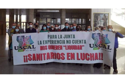 Los socialistas mostraron ayer su apoyo al encierro iniciado por los profesionales en León. DL