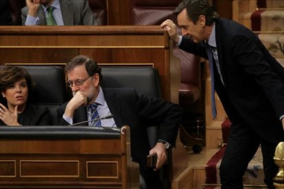 Rajoy conversa con Sáenz de Santamaría y Hernando durante la sesión de control.