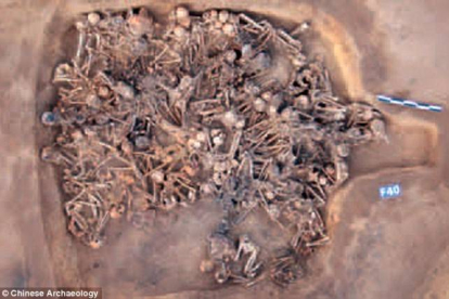 Las ruinas de la casa "F40" en el interior de la cual se pueden ver el centenar de esqueletos que se han encontrado y que datan de 5.000 años atrás