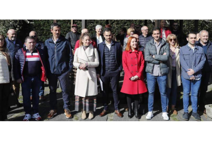 La presidenta provincial del PP y el candidato de Bembibre, con militantes, ayer. L. DE LA MATA