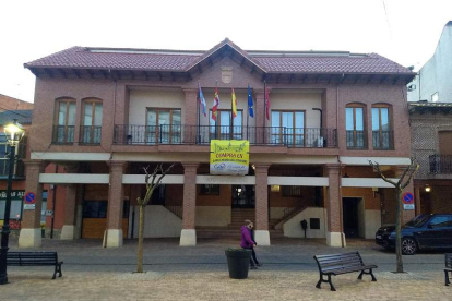 Imagen de la fachada del Ayuntamiento de Santa María del Páramo. MEDINA