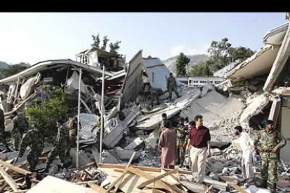 En la imagen, un colegio completamente destruido. En una escuela que se vino abajo han quedado sepultados 400 niños.