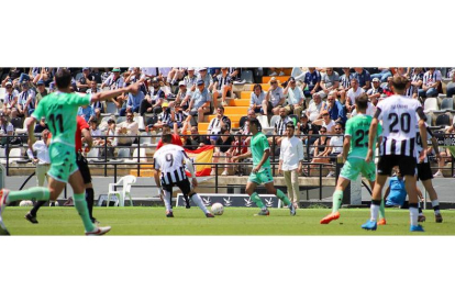 El estadio Nuevo Vivero de Badajoz registró una gran entrada para alentar a su equipo hacia una victoria necesaria para salir de la zona de descenso. JOTA GRANADO