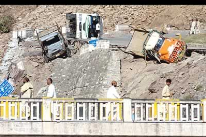 El estado de las carreteras muestra la fuerza devastadora del terremoto.