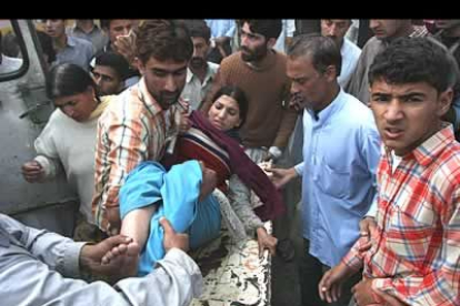 Las Fuerzas Armadas de la India han iniciado una masiva operación de rescate en Cachemira, donde han sido desplegados equipos de socorro a las zonas más remotas.