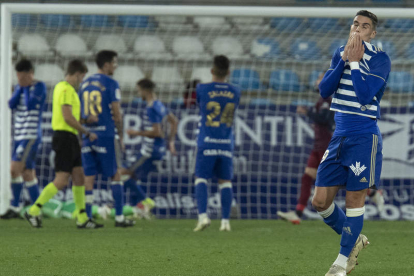 Edu Espiau adelantó a la Deportiva con su primer gol del campeonato, pero marró la ocasión más clara en un mano a mano contra el portero Andrés Fernández. L. DE LA MATA
