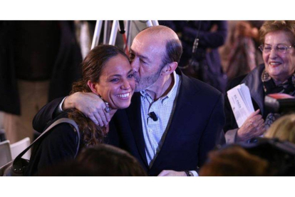 Alfredo Pérez Rubalcaba besa a una de las jóvenes que ha asistido al mitin del PSOE en Madrid, este viernes.