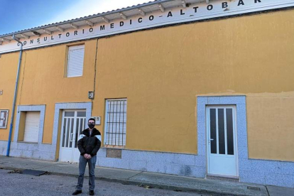 El portavoz del PSOE en Pozuelo, en el consultorio de Altobar. DL