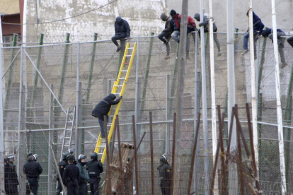 Salto masivo de migrantes en la valla de Melilla.
