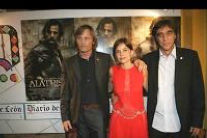 Los actores Viggo Mortensen y Elena Anaya, y el director de cine Agustín Díaz Yanes, aceptaron la invitación de Diario de León para estrenar en el teatro Emperador su última pélícula, «Alatriste». Cientos de personas acudieron al evento se para  poder ver de cerca al que se ha convertido en el hijo adoptivo predilecto de la ciudad, Viggo Mortensen.