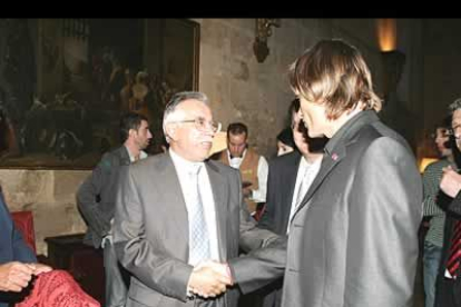 El Director de Diario de León, Fernando Aller, dio la bienvenida al actor en el Hostal de San Marcos, donde tuvo lugar una pequeña recepción antes del estreno.