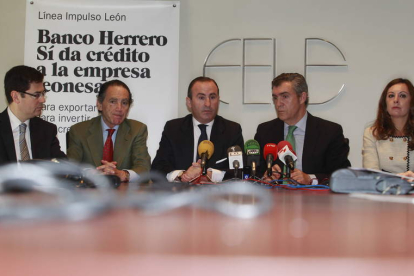 Los responsables de la Fele y el Banco Herrero, ayer, en la firma del convenio.