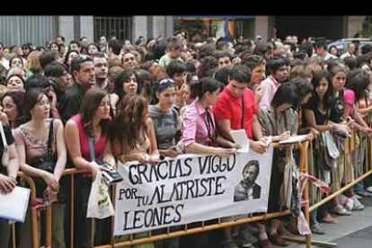 Y mientras, en las inmediaciones del teatro Emperador -en el centro de la ciudad- cientos de personas se congregaban para poder ver la entrada de los actores en el cine donde iba a tener lugar el estreno.