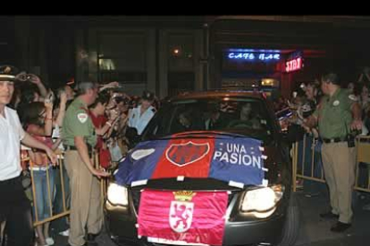 Momentos más tarde, un coche cubierto con la bandera de León hacía su aparición. Dentro, el invitado más esperado, Viggo Mortensen.