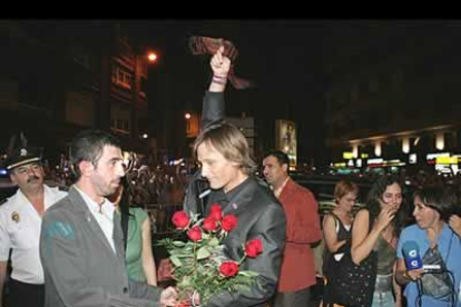 Con un ramo de rosas en la mano, que le entregó uno de sus fans, saludó a las cientos de personas que llevaban horas esperando por él en la calle.