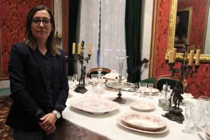 Patricia Centeno, ante una mesa de comedor que puede observarse en el museo. RAMIRO