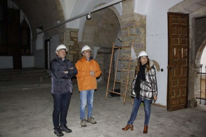 Sen y los representantes técnicos de las obras en su visita a la iglesia-museo Santa María. CAMPOS