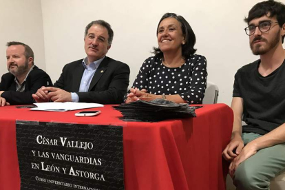 Javier Huerta, Arsenio García, Emilia Villanueva y Javier Domingo presentan los pormenores del congreso. A. VALENCIA