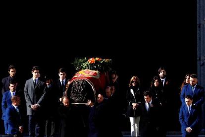 Familiares de Francisco Franco portan el féretro con los restos mortales del dictador tras su exhumación en la basílica del Valle de los Caídos, antes de su trasladado al cementerio de El Pardo-Mingorrubio para su reinhumación. EFE/J.J. Guillén POOL