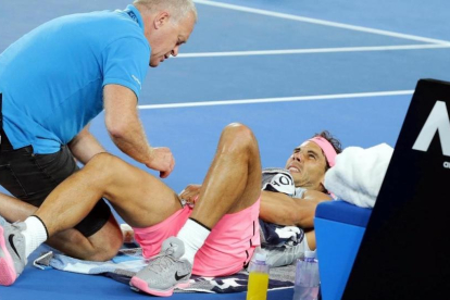 El osteópata atiende a Nadal antes de que el tenista tuviera que retirarse en el Open de Australia.