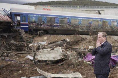 El ministro de Transporte de Grecia, Kostas Karamanlis, en el lugar del accidente, ayer. DIMITRIS PAPAMITSOS