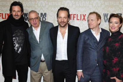 Errol Morris (segundo por la izquierda), junto Christian Camargo, Peter Sarsgaard, Scott Shepherd y Molly Parker, los principales actores de Wormwood.