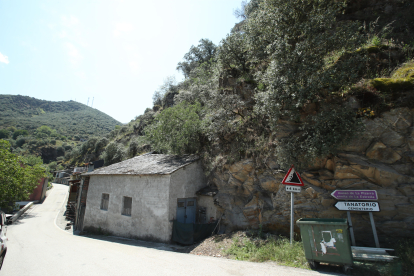 La carretera que podría verse afectada por nuevos desprendimientos da acceso a las canteras de pizarra de San Pedro de Trones. L. DE LA MATA