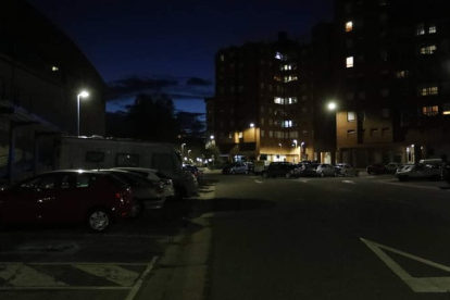Una calle de León en horario nocturno, alumbrada con el sistema de luz artificial. MARCIANO PÉREZ
