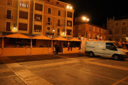 El Ayuntamiento de León no había logrado resolver en la noche de este viernes los problemas que han retrasado una semana la apertura del mercadillo de Navidad en el entorno de la Catedral. Casetas con goteras, ubicaciones de puestos en lugares impropios —food trucks frente al comedor social— y ausencia total de iluminación provocaron el plantón de los vendedores, que decidieron abrir en precario. J. NOTARIO