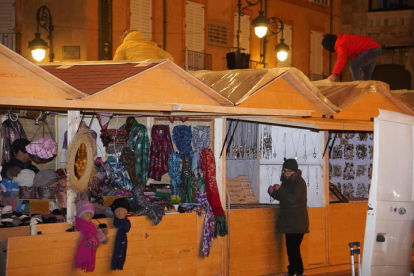 El Ayuntamiento de León no había logrado resolver en la noche de este viernes los problemas que han retrasado una semana la apertura del mercadillo de Navidad en el entorno de la Catedral. Casetas con goteras, ubicaciones de puestos en lugares impropios —food trucks frente al comedor social— y ausencia total de iluminación provocaron el plantón de los vendedores, que decidieron abrir en precario. J. NOTARIO