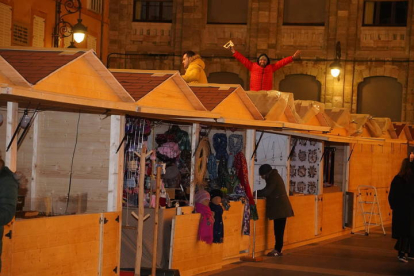 El Ayuntamiento de León no había logrado resolver en la noche de este viernes los problemas que han retrasado una semana la apertura del mercadillo de Navidad en el entorno de la Catedral. Casetas con goteras, ubicaciones de puestos en lugares impropios —food trucks frente al comedor social— y ausencia total de iluminación provocaron el plantón de los vendedores, que decidieron abrir en precario. J. NOTARIO