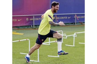 Messi lucía ayer un bendaje en su pierna izquierda. FCB