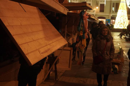 El Ayuntamiento de León no había logrado resolver en la noche de este viernes los problemas que han retrasado una semana la apertura del mercadillo de Navidad en el entorno de la Catedral. Casetas con goteras, ubicaciones de puestos en lugares impropios —food trucks frente al comedor social— y ausencia total de iluminación provocaron el plantón de los vendedores, que decidieron abrir en precario. J. NOTARIO