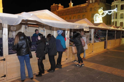 El Ayuntamiento de León no había logrado resolver en la noche de este viernes los problemas que han retrasado una semana la apertura del mercadillo de Navidad en el entorno de la Catedral. Casetas con goteras, ubicaciones de puestos en lugares impropios —food trucks frente al comedor social— y ausencia total de iluminación provocaron el plantón de los vendedores, que decidieron abrir en precario. J. NOTARIO