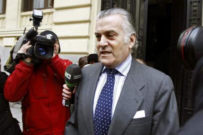 El ex tesorero del PP, Luis Bárcenas, en una de las salidas de su domicilio.