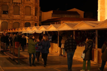 El Ayuntamiento de León no había logrado resolver en la noche de este viernes los problemas que han retrasado una semana la apertura del mercadillo de Navidad en el entorno de la Catedral. Casetas con goteras, ubicaciones de puestos en lugares impropios —food trucks frente al comedor social— y ausencia total de iluminación provocaron el plantón de los vendedores, que decidieron abrir en precario. J. NOTARIO