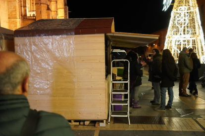 El Ayuntamiento de León no había logrado resolver en la noche de este viernes los problemas que han retrasado una semana la apertura del mercadillo de Navidad en el entorno de la Catedral. Casetas con goteras, ubicaciones de puestos en lugares impropios —food trucks frente al comedor social— y ausencia total de iluminación provocaron el plantón de los vendedores, que decidieron abrir en precario. J. NOTARIO