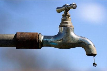 Una gota de agua en un grifo.