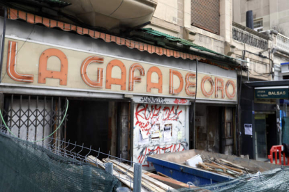 De momento, el cartel de La Gafa de Oro resiste, pese a la remodelación del local que ocupó desde 1925. MARCIANO PÉREZ
