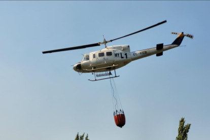 Helicóptero movilizado en el incendio de Montes de Valdueza. FOTO DL.
