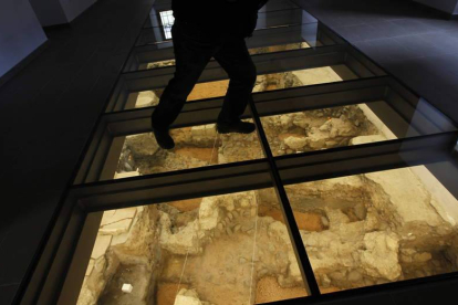 Acristalamiento que permite contemplar los restos de un barracón de la Legio VI y un almacén de la Legio VII.