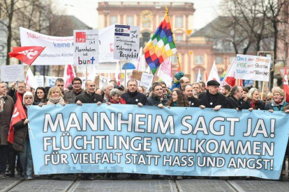 10.000 personas se han concentrado en la ciudad alemana de Mannheim para mostrar su rechazo al movimiento xenófobo de Pegida.