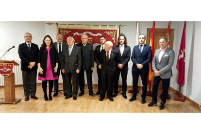 El presidente de las Cortes de Castilla y León, Carlos Pollán, asiste al Acto Protocolario de entrega de distinciones a los pilotos más antiguos y pilotos Promoción 2023 del Real Aero Club de León, con motivo de la Festividad de su patrona, Nuestra Señora de Loreto. J. NOTARIO.