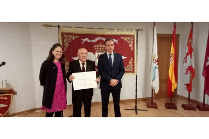 El presidente de las Cortes de Castilla y León, Carlos Pollán, asiste al Acto Protocolario de entrega de distinciones a los pilotos más antiguos y pilotos Promoción 2023 del Real Aero Club de León, con motivo de la Festividad de su patrona, Nuestra Señora de Loreto. J. NOTARIO.