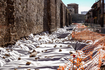 Los restos arqueológicos de los cubos de la Muralla en Carreras cubiertos por geotextil. MIGUEL F. B.
