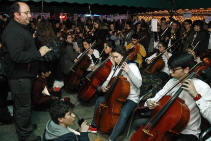 La orquesta del conservatorio protagonizó el concierto reivindicativo en el centro de León.
