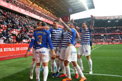 Los jugadores de la Deportiva celebran el primer gol. L. DE LA MATA