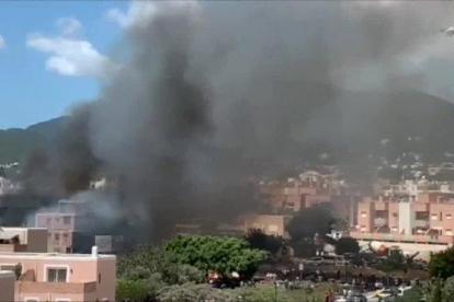 El inmueble, que ubica en la calle Jacinto Aquenza de la capital ibicenca, está siendo pasto de las llamas y genera un columna de humo visible desde toda la ciudad.
