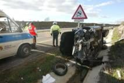 Imagen de uno de los accidentes que se produjo a lo largo del pasado año en las carreteras leonesas